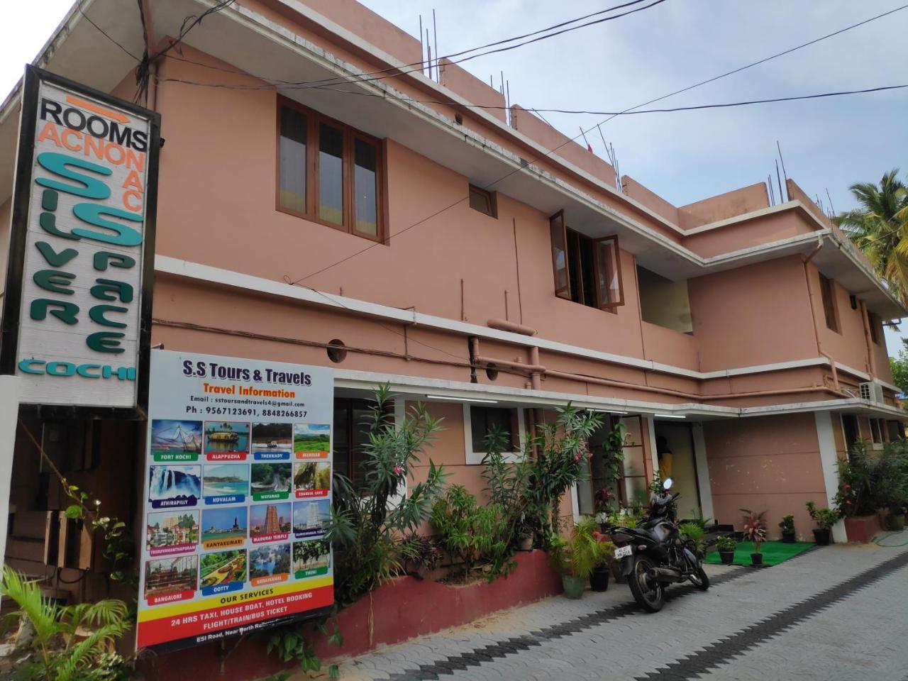 Hotel Silver Space Ernakulam Buitenkant foto