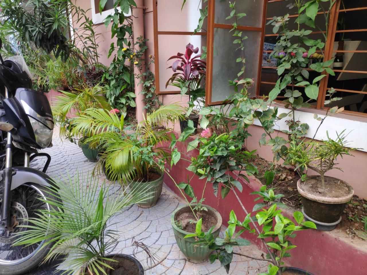 Hotel Silver Space Ernakulam Buitenkant foto