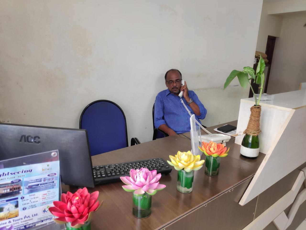Hotel Silver Space Ernakulam Buitenkant foto