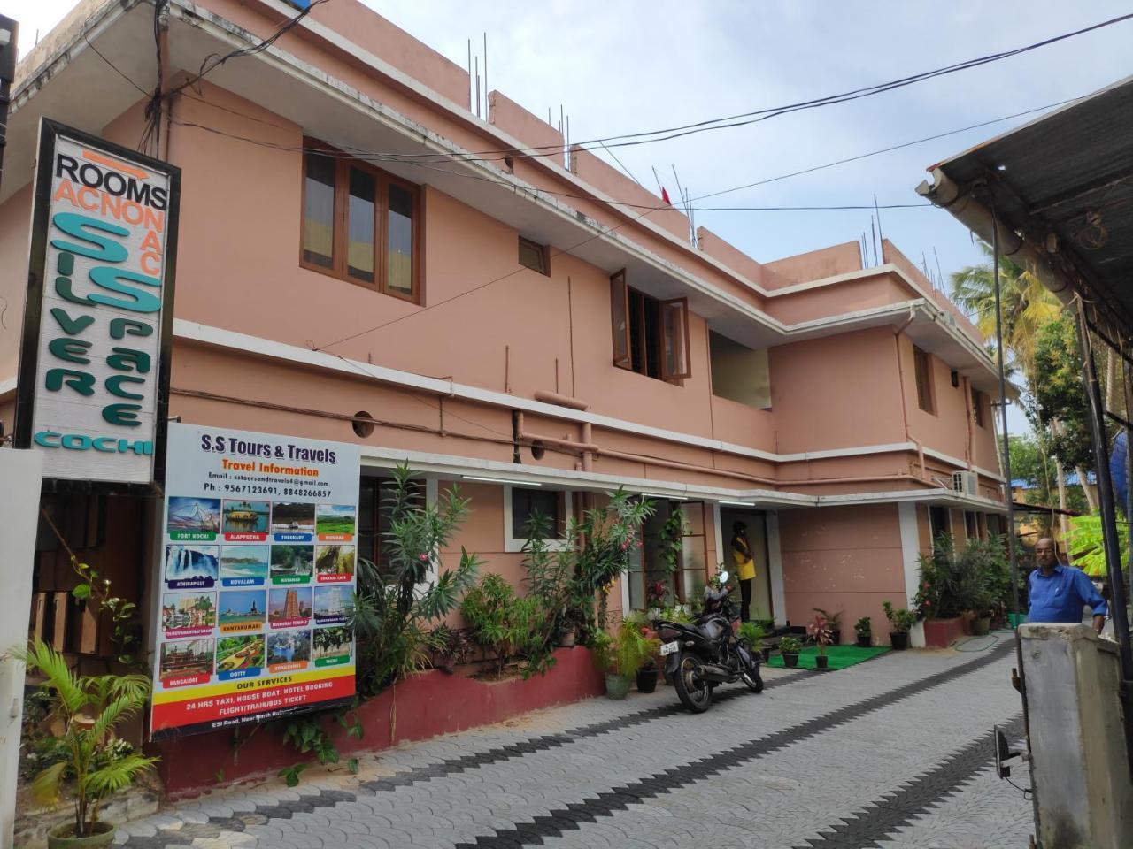 Hotel Silver Space Ernakulam Buitenkant foto